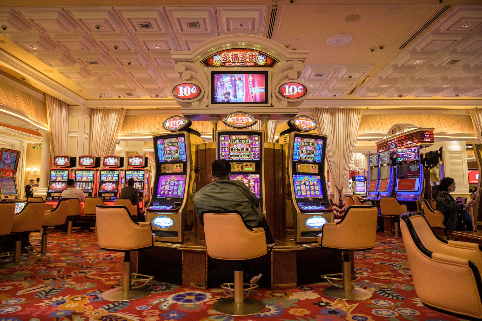 Should You Play Slots Online or at Land Based Casinos